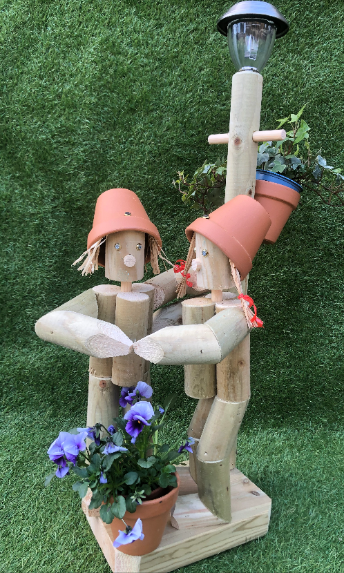 Wooden Dancing Garden Couple – Flowerpot Men | With or Without Solar Lamp