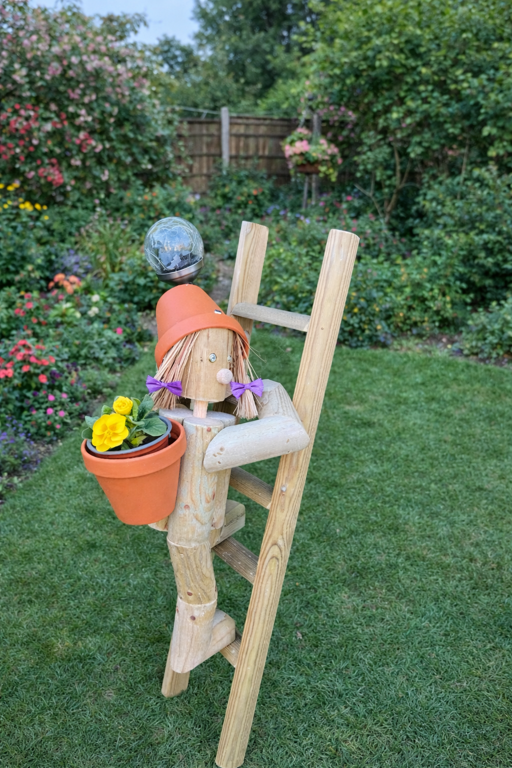 Wooden Garden Climbing Ladder Ornament - Boy or Girl | With or Without Solar Lamp in na