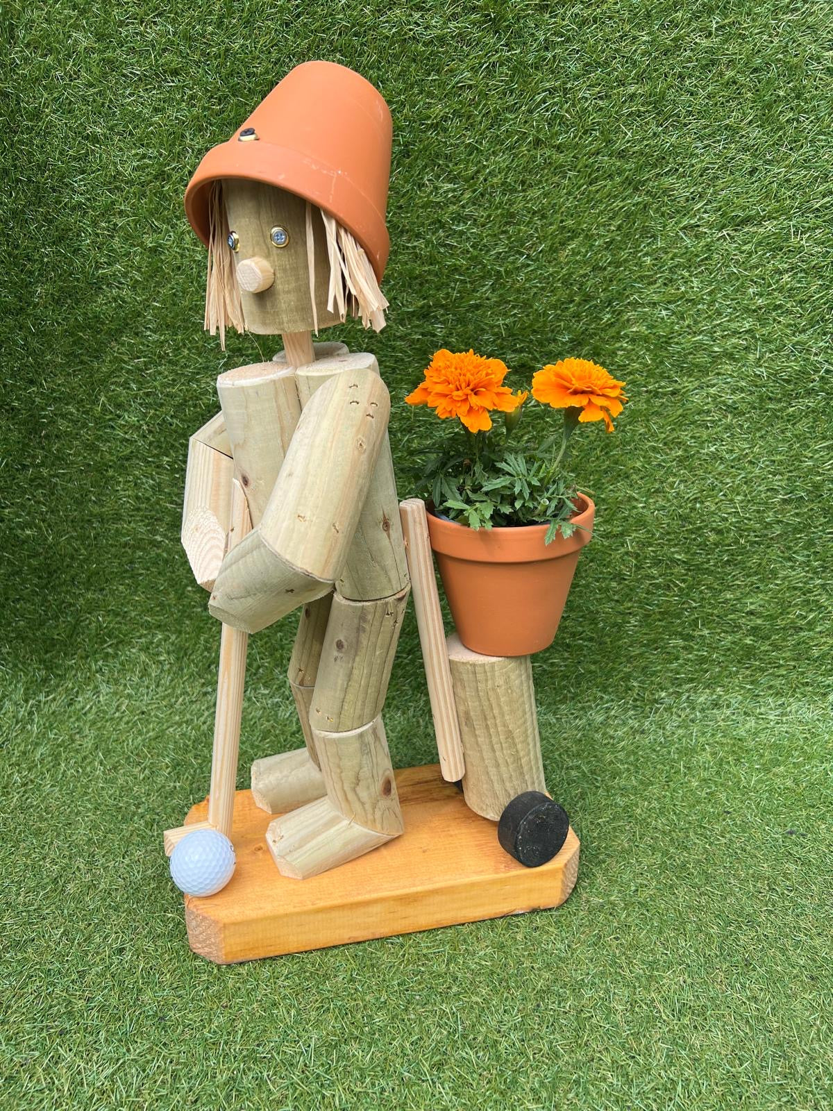 Wooden Flowerpot Golfer Boy or Girl – With or Without Solar Lamp